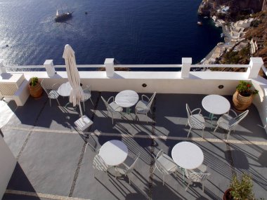  Yunanistan 'ın Santorini adasındaki Fira kentindeki geleneksel bir Yunan tavernası ve kafesinin içi.