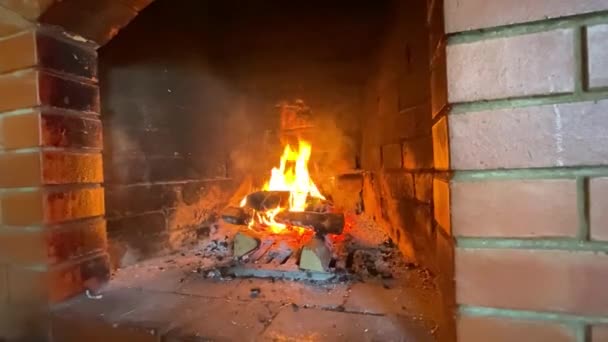 Feu brûlant dans une cheminée en brique