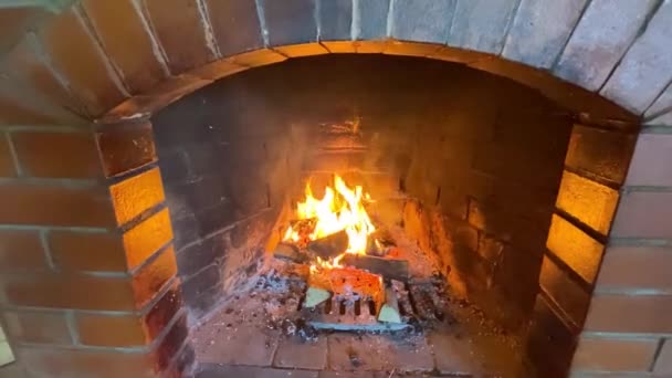 Feu brûlant dans une cheminée en brique