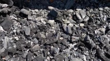 Siyah kömür yığınını kapat