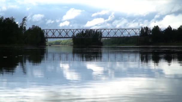 Fließender Fluss Unter Der Brücke — Stockvideo