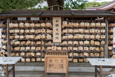 Tokyo, Japonya - 18 Kasım 2018: Ema denilen bir şey Meiji Jingu Shrine içinde istediği yazmak için birçok ahşap tablet.