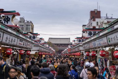Tokyo, Japonya - 19 Kasım 2018: Alışveriş caddesi Nakamise turist Asakusa Sensoji Tapınağı bağlayın. En popüler cazibe ve Tokyo en eski Tapınağı.