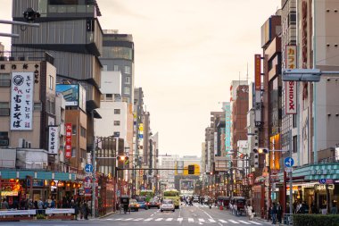Tokyo, Japonya - 19 Kasım 2018: Rating Kaminarimon Street Tokyo Asakusa bölgesinin.