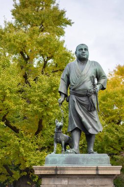 Tokyo, Japonya - 18 Kasım 2018: Heykel Saigo Takamoriand ve evde beslenen hayvan köpeği Tokyo'daki Ueno Park.