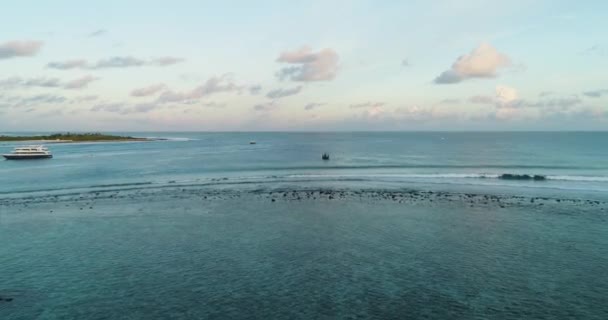 Aereo drone colpo sopra mare limpido e calmo acqua blu oceano. Basso atteggiamento sparato sopra l'acqua calma a isola tropicale . — Video Stock