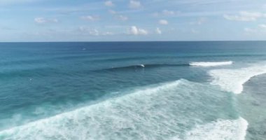 Dalgaları yakalayan sörfçülerin ya da vahşi tropikal okyanus mavi sularında sörf yapan sörfçülerin izini sürmek. Aşırı aksiyon sporu olarak pratik yapmak ve eğlenmek