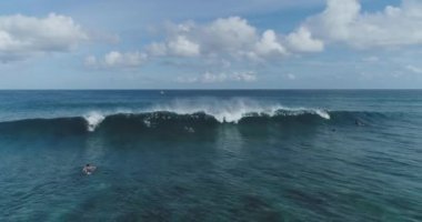 Açık deniz mavi su üzerinde hava aracı vuruldu. Yaşam tarzı olarak dalgaları yakalayan sörfçülere karşı düşük tavır.