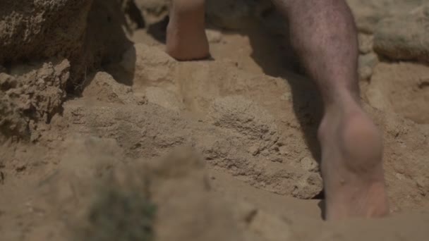 Hombre caminando descalzo pies en la arena con rocas, escalada y caminar al aire libre cámara lenta. Disparo de ángulo bajo. Concepto de escape urbano de la vida real — Vídeos de Stock