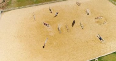 Büyük ev çiftliğinin ya da kırsaldaki at çiftliğinin üstündeki hava manzarası. Çiftlik hayvanları için büyük bir ahır manzarası. Batılı drone emlak konsepti