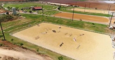 Büyük ev çiftliğinin ya da kırsaldaki at çiftliğinin üstündeki hava manzarası. Çiftlik hayvanları için büyük bir ahır manzarası. Batılı drone emlak konsepti