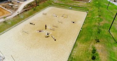 Büyük ev çiftliğinin ya da kırsaldaki at çiftliğinin üstündeki hava manzarası. Çiftlik hayvanları için büyük bir ahır manzarası. Batılı drone emlak konsepti