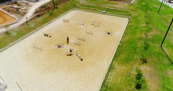 Letecký výhled nad velký dům ranč nebo koňská farma venkovní na venkově. Obrovský výhled na stodolu pro hospodářská zvířata. západní drone realitní koncept — Stock video