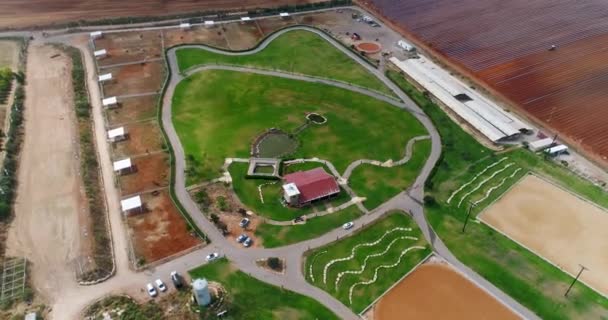 Vista aerea sopra ranch grande casa o fattoria di cavalli all'aperto al paese. Grande vista fienile per gli animali della fattoria nell'entroterra. occidentale drone concetto immobiliare — Video Stock