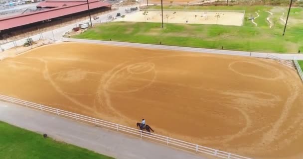 Ilmakuva yläpuolella iso talo ranch tai hevonen maatilan ulkona maassa. Valtava näköala kotieläimille takapihalla. Länsi drone kiinteistöjen käsite — kuvapankkivideo