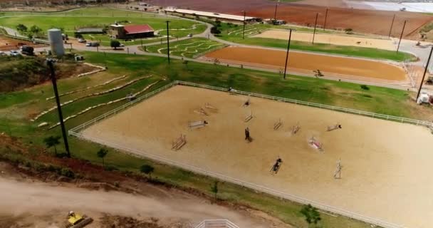 Büyük ev çiftliğinin ya da kırsaldaki at çiftliğinin üstündeki hava manzarası. Çiftlik hayvanları için büyük bir ahır manzarası. Batılı drone emlak konsepti — Stok video
