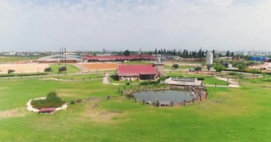 Büyük ev çiftliğinin ya da kırsaldaki at çiftliğinin üstündeki hava manzarası. Çiftlik hayvanları için büyük bir ahır manzarası. Batılı drone emlak konsepti