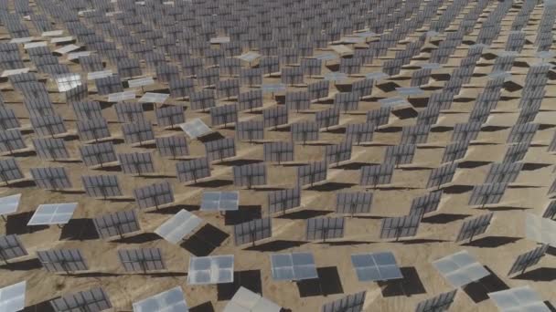 Drone shot de Solar Panels granja Vuelo de Energía Verde y Renovable — Vídeo de stock