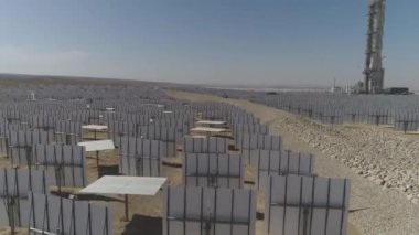 Güneş Panelleri 'nin Yeşil ve Yenilenebilir Enerji Uçuşunun İHA görüntüsü