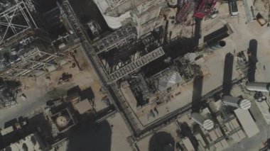 Vinçleri ve ağır ekipmanları olan bir fabrika. Ağır endüstriyel