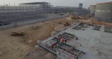 Çöl Güneş Çiftliği 'ndeki endüstriyel inşaatın hava görüntüsü.