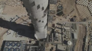 Çöl Güneş Çiftliği 'ndeki endüstriyel inşaatın hava görüntüsü.