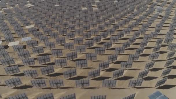 Güneş Panelleri 'nin Yeşil ve Yenilenebilir Enerji Uçuşunun İHA görüntüsü — Stok video