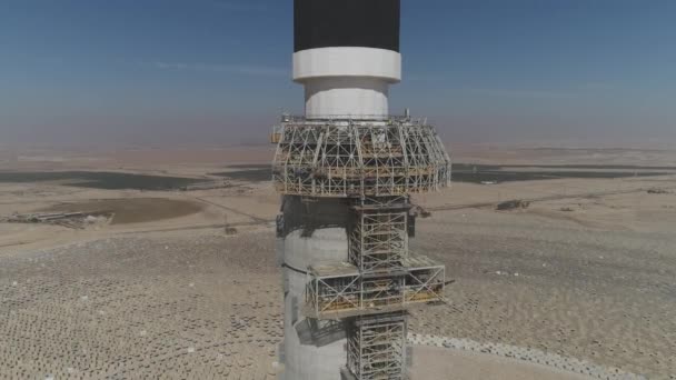 Letecký záběr průmyslové výstavby na poušti Sluneční farma — Stock video