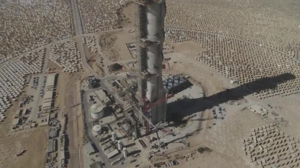 Аэросъемка промышленного строительства на пустынной солнечной ферме — стоковое видео