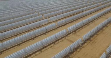 Güneş Panelleri çiftliğinin insansız hava aracı görüntüsü. Güneş Panelleri Hava Uçuşu Yenilenebilir Enerji