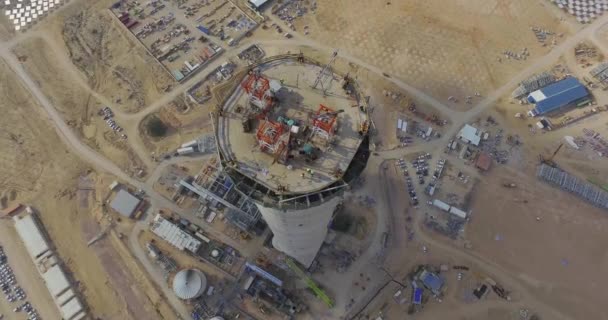 Plano aéreo de construcción industrial en el desierto Granja solar — Vídeo de stock