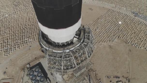 Colpo aereo di costruzione industriale nel deserto Solar farm — Video Stock