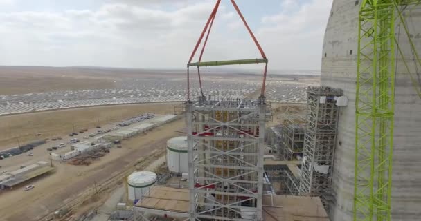 Ipari építkezés légi felvételei a sivatagi Naperőműben — Stock videók