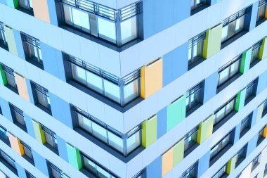 Bir dişçi doktoru elinde kauçuk bir baraj tutuyor. Tıbbi alet depolama dolabı. Dolap kayıyor.