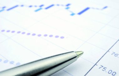 Kağıt üzerinde ticaret çizelgesi ve kalem. Grafik şeklinde hisse senedi alıntıları. Kağıt üzerinde iş projesi. Kârlı hisseler. Finansal faaliyetlerden kazanç. Riskli iş.