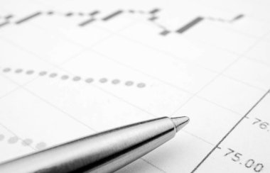 Kağıt üzerinde ticaret çizelgesi ve kalem. Grafik şeklinde hisse senedi alıntıları. Kağıt üzerinde iş projesi. Kârlı hisseler. Finansal faaliyetlerden kazanç. Riskli iş.