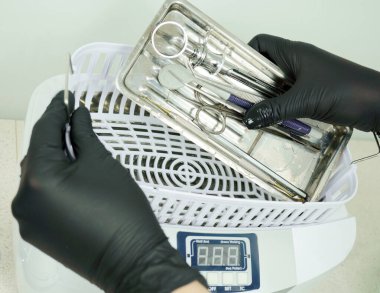 Bir diş aletinin dezenfeksiyonu. Tıbbi bir aletin ultrason sterilizasyonu. Bir sağlık merkezinde, hastanede, ofiste dezenfeksiyon. Hasta bakımı. Tıbbi bir alet için en iyi bakım. Tedavi sırasında güvenlik.