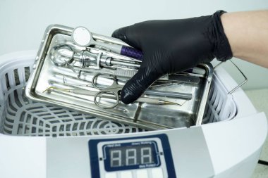Bir diş aletinin dezenfeksiyonu. Tıbbi bir aletin ultrason sterilizasyonu. Bir sağlık merkezinde, hastanede, ofiste dezenfeksiyon. Hasta bakımı. Tıbbi bir alet için en iyi bakım. Tedavi sırasında güvenlik.