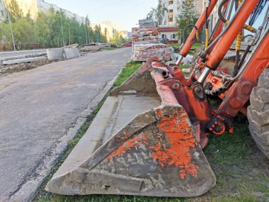 İşten sonra mini yükleyiciler. İnşaat, şehirde yol onarımı.