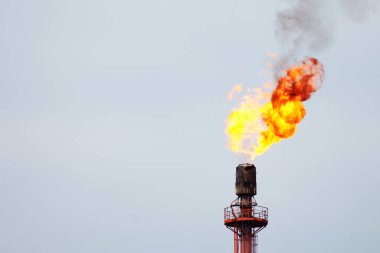 Gaz lambası yanıyor, çevreyi dumanla kirletiyor. Petrol üretimi sırasında gaz yanması.