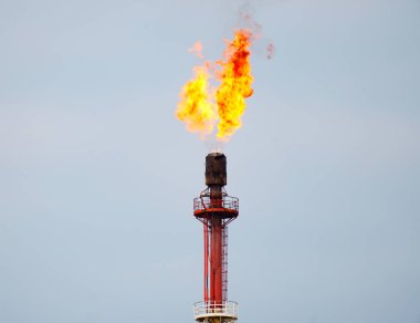 Gaz lambası yanıyor, çevreyi dumanla kirletiyor. Petrol üretimi sırasında gaz yanması.