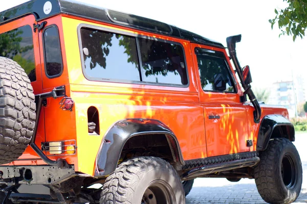 Oranje Suv Buitengewoon Groot Loopvlak Voor Terreinwielen — Stockfoto