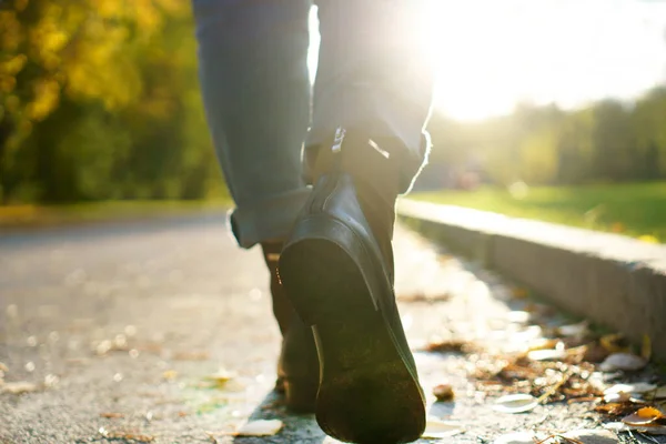 Дівчинка Гуляє Дорозі Осінньому Міському Парку Осінь Жіноче Взуття Ногах — стокове фото