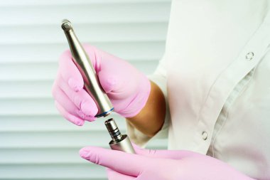 Boron makinesini işe hazırlamak için. Diş tedavisi için bir alet monte et. Profesyonel diş aleti. Tıbbi özel araç