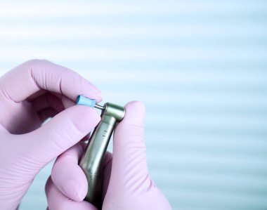 Diş gıcırdatmak için dişçi aleti. Plaket ve tartar temizliği. Modern dişçilik yöntemleri. Diş hekiminin aşındırıcı aracı