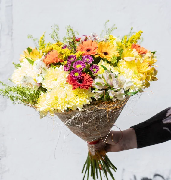 Πολύχρωμη Σύνθεση Μπουκαλιού Λουλουδιών Καλοκαιρινά Λουλούδια Από Ανθοπωλείο Στο Χέρι Φωτογραφία Αρχείου
