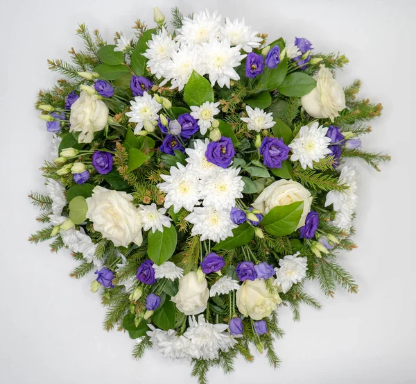 Színes Koszorú Virágcsokor Virágos Koncepció Elszigetelt Fehér Háttérrel Temetési Virágok Stock Kép