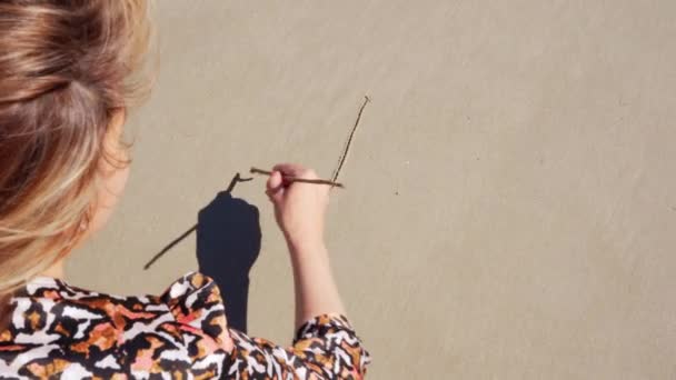 Mulher Bonita Praia Escrevendo Amo Areia Dia Ensolarado Conceito Liberdade — Vídeo de Stock