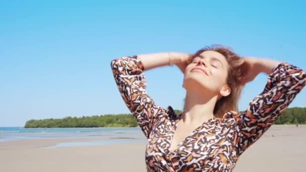 해변에서 요가를 매력적 소녀는 자유를 즐거운 휴가를 보내는 — 비디오