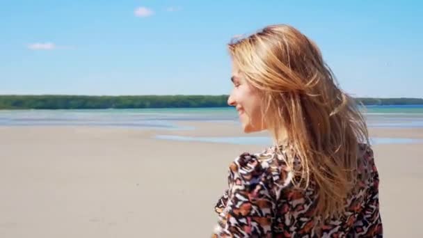 해변에서 요가를 매력적 소녀는 자유를 즐거운 휴가를 보내는 — 비디오